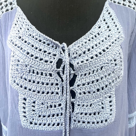 Chico's Gray and White Relaxed crochet tassel Tie Front Blouse 8/10 - Picture 4 of 8